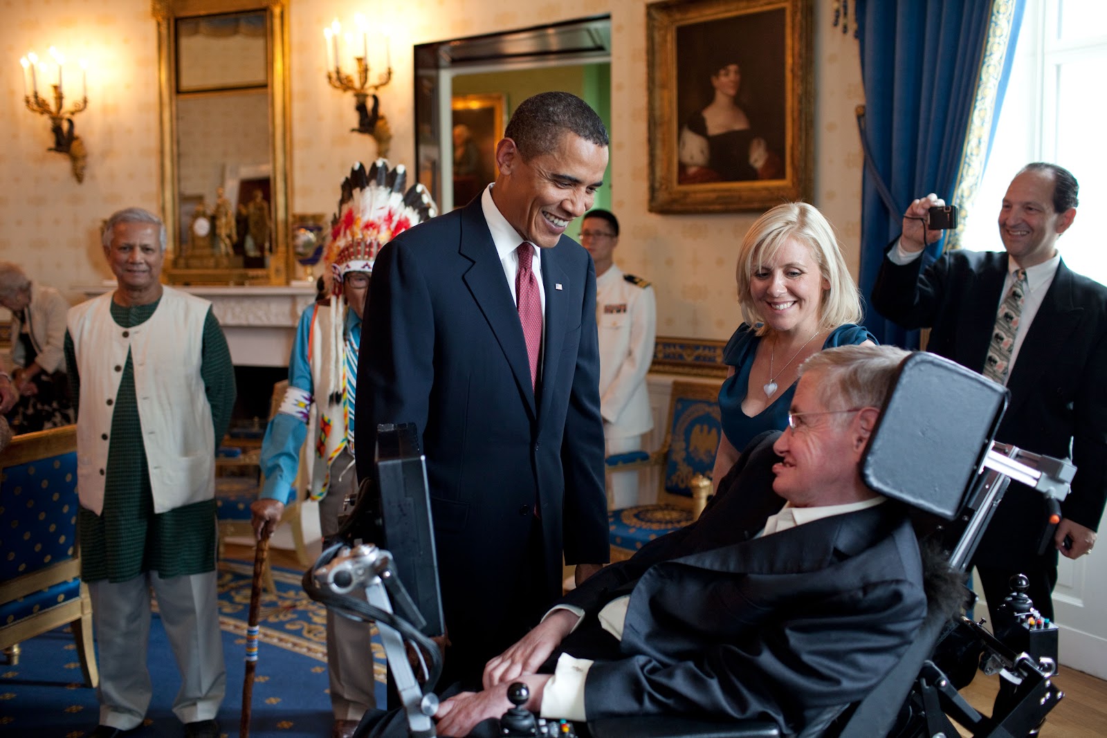 Barack_Obama_speaks_to_Stephen_Hawking.jpg